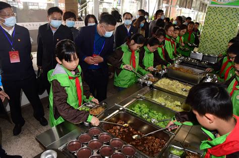 学校给孩子吃预制菜 上千名家长送餐